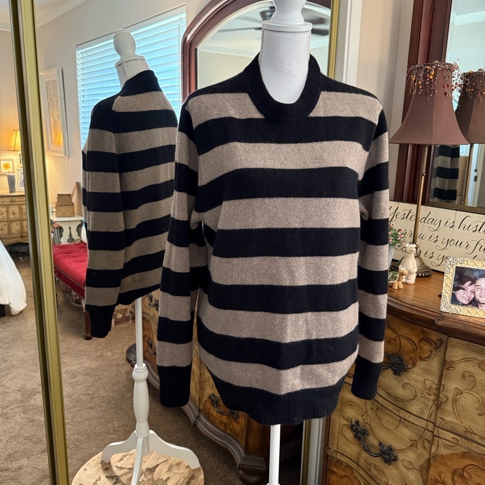 Magaschoni Men's Black and Cream 100% Cashmere Knit Sweater